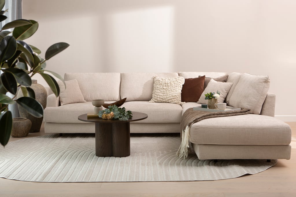 Henry avokulmasohva (oikea) beige: Tyylikäs beige avokulmasohva, muokattava ja moderni, täydellinen olohuoneeseen. Mukava istuin, joka lisää sisustuksen viihtyisyyttä.