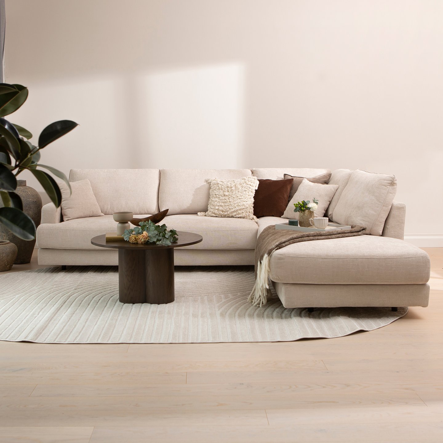 Henry avokulmasohva (oikea) beige: Tyylikäs beige avokulmasohva, joka muuntuu tarpeidesi mukaan. Sopii täydellisesti olohuoneeseen tai rentoutumisnurkkaukseen.