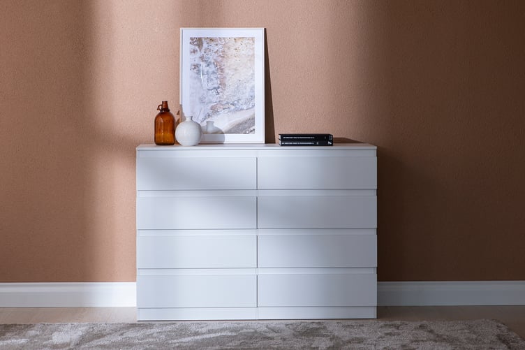 Malmi lipasto kahdeksalla laatikolla valkoinen