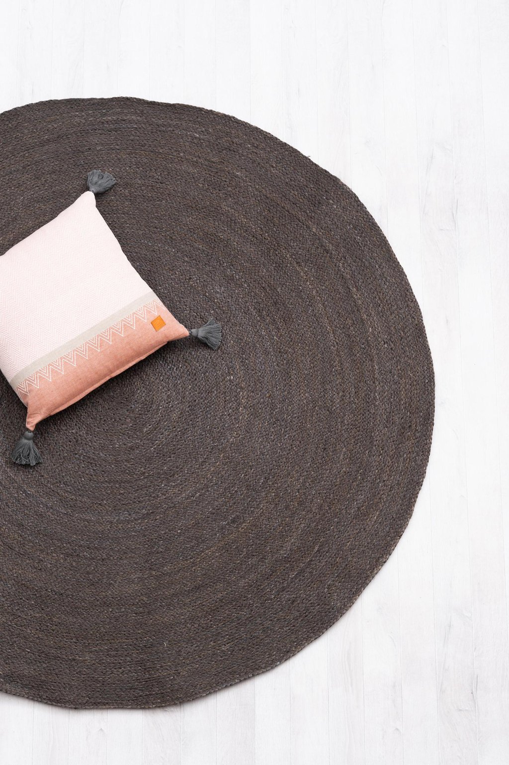 FanniK Rauha matto pyöreä ⌀ 150 cm, tumman harmaa / hiili